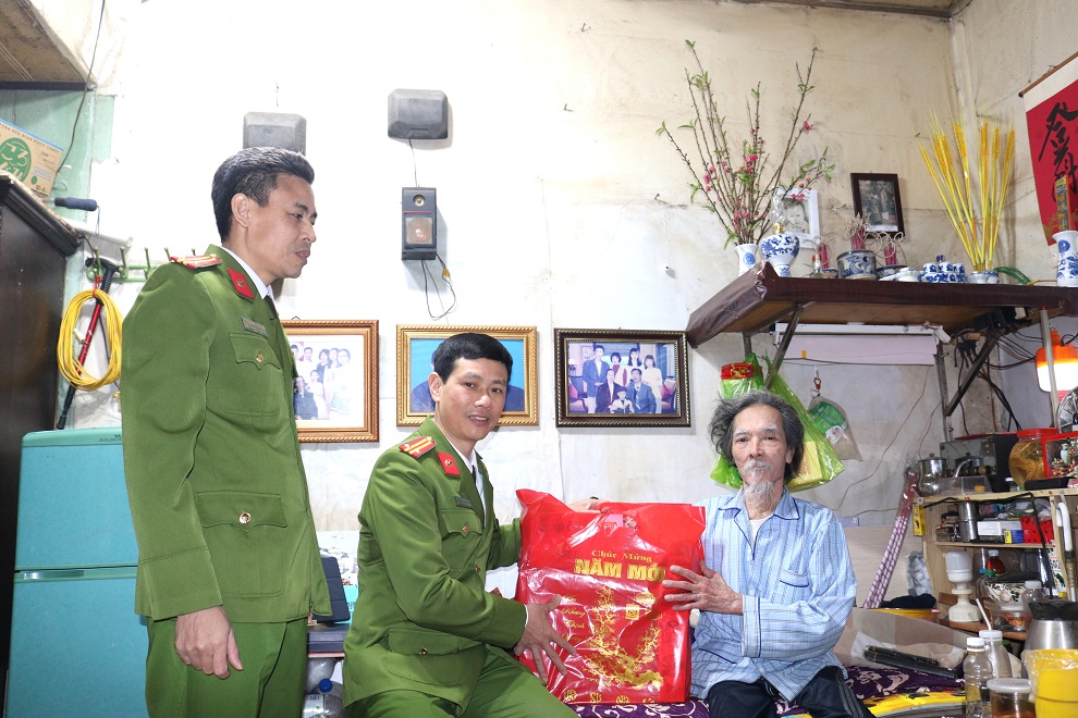 Công an phường Hàng Kênh (quận Lê Chân): Thăm, tặng quà các gia đình có hoàn cảnh khó khăn dịp Tết Nguyên đán Giáp Thìn 2024